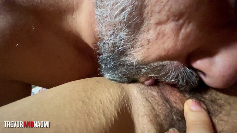 Trevor Rogen: Pasangan berpelukan di sofa, termasuk urut dan seks oral pada...