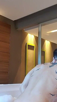 我们和男朋友去了汽车旅馆，我给他屁股灌了牛奶