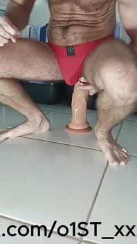De Nuevo En Ropa Interior Roja Montada En Mis Grandes Consoladores