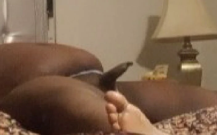 Andrew Adams: 여자 끈 팬티를 입고 침대에서 엉덩이를 때렸어