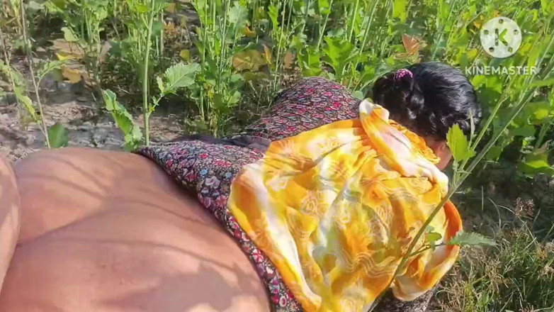 Savita5343: Dorp Desi Bhabhi geneukt in mosterdveld op zijn hondjes. Buitenseks...