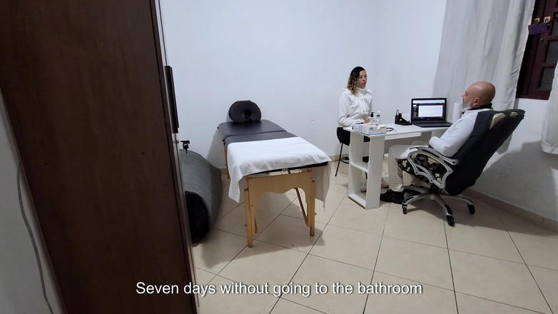 Gabi SweetCouplesStories: Bệnh nhân được bác sĩ kiểm tra ngón tay trong khi...