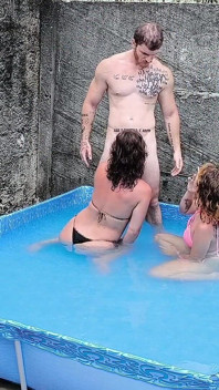 Festinha Na Piscina Com as Meias-irma Safadas