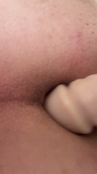 Femboy büyük dildo file çoraplara biniyor