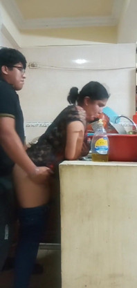 Servitoare futută când spală vasele