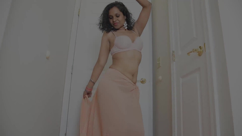 Horny Lily: Indianka tańczy erotycznie, a następnie jedzie na wielkim dildo