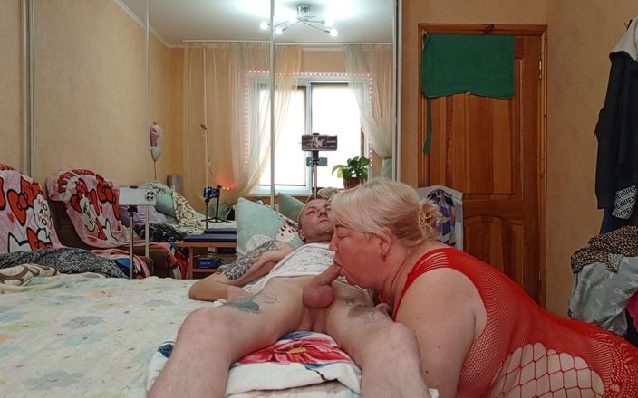 Zona901: Soacra flămândă de spermă scurge ouă și înghite spermă groasă