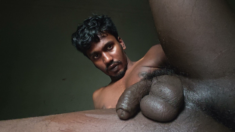 Charmer1999: Menjolok dubur saya, bermain dengan telur saya, melancap dan memancut...