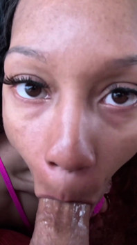 Perempuan jalang cantik nyaris diregangkan tekak dan pepek