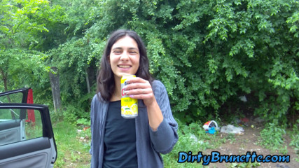 Dirty Brunette: बाद में आउटडोर चुदाई के लिए सेक्सी काले बाल वाली को उठाया