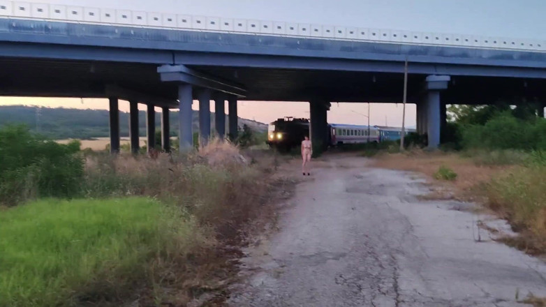 Za Za: Otrokyně předvádí svou vyholenou kundičku ve vlaku