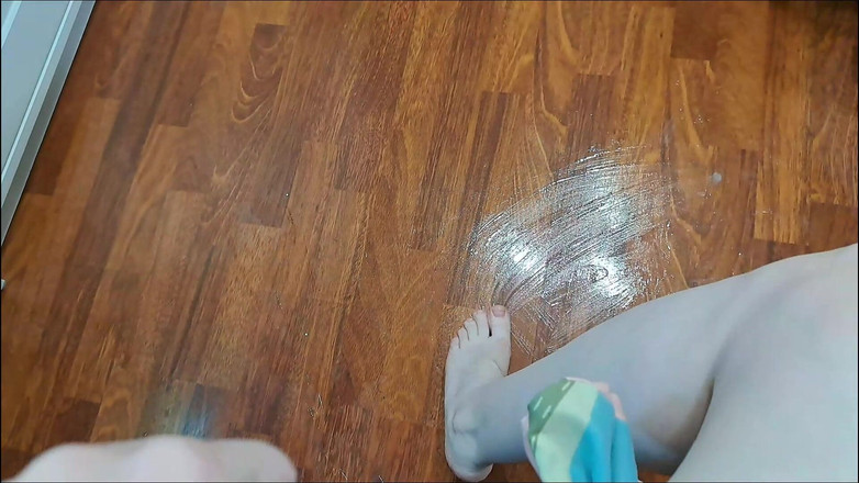 Lady Inari: Cavalco Su Una Sedia Su Un Pavimento Imbevuto Di Sapone