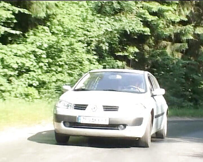 Planete Francaise: सुडौल फ्रेंच बेब जंगल में अपने नम छेदों को चोदती है