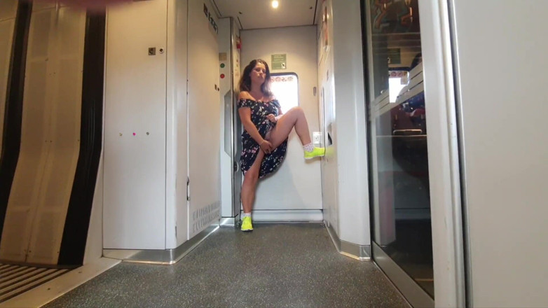 ExpressiaGirl: Minha louca masturbação de buceta peluda em trem público! Parte 1