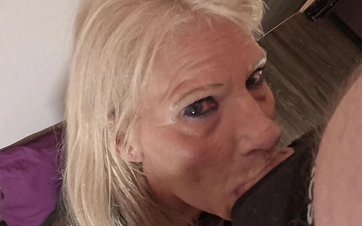 Milf-T: Сексуальная бабушка испытывает оргазм со спермой на лице и членом в рот