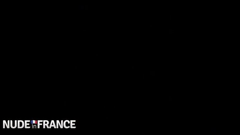 Nude in France: Velká brunetka děvka se oholí a šuká pěstí