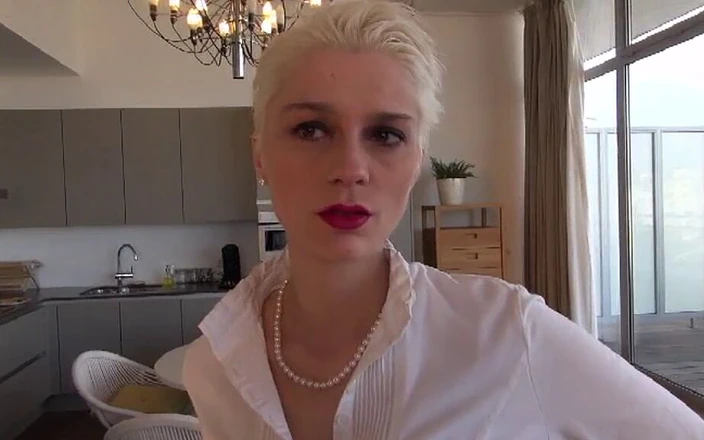 Magmafilm: Sexy jonge Duitse milf met kort haar en grote borsten