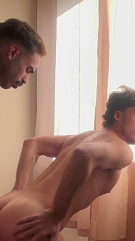 Cowok bertato dengan kontol besar ngentot cewek semok latino dengan kontol besar