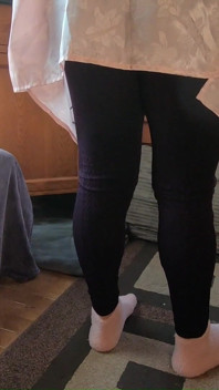 Daphne Kleedkamer Plaagt Paarse Legging En Satijnen Topje Toont Haar Kont