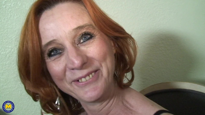 Mature NL: Gospodină americană matură suge o pulă neagră și îl face să ejaculeze
