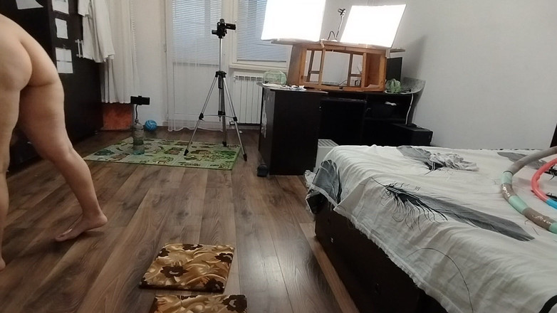 Mirsur: Sexy manželka cvičí doma nahá.