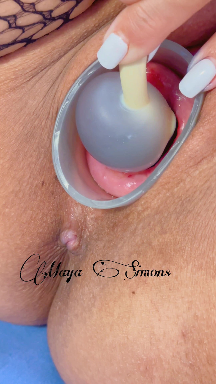 Maya Simons: Wstrzyknąć tusz głęboko w moją macicę