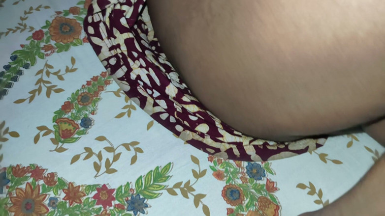 Riya Bonguus: 아줌마와 침대를 공유하는 것은 나를 발정나게 만들었다.