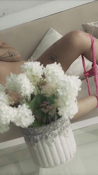 Sanktor - Une Bombasse Asiatique Tatouée Aux Seins Naturels Taquine