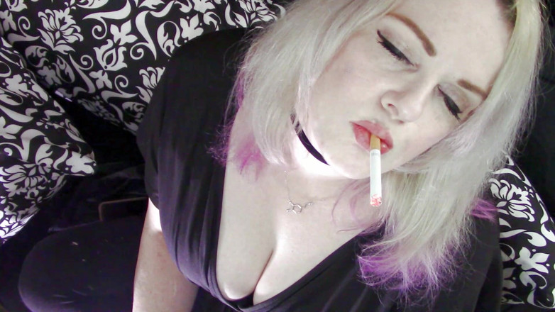 Smoke Temptress Annie Vox - Smoking Fetish: Una rossa in abito nero a penzoloni