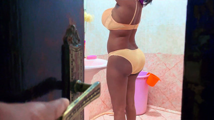 yessbooty: Estou fodendo nua com minha madrasta no banheiro, enteado entra...