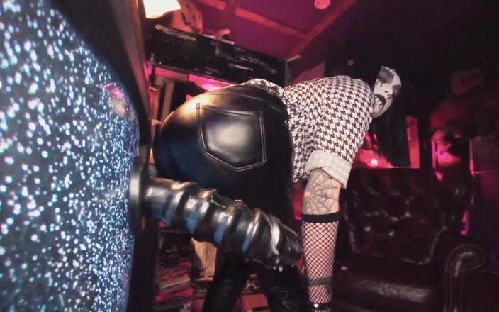 Tiffany Ciskiss: Hintern-mädchen Tiffany Ciskiss spooky Goth Schlampe in gesicht hintern ficken...