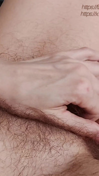 En Välpressad Kvinnlig Orgasm Med Stön. Onanerar Med Fingrarna På Klitoris