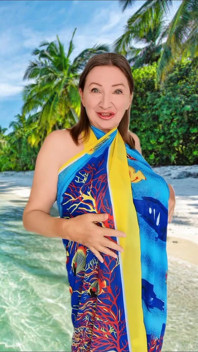 Rondborstige oma heeft plezier in bikini