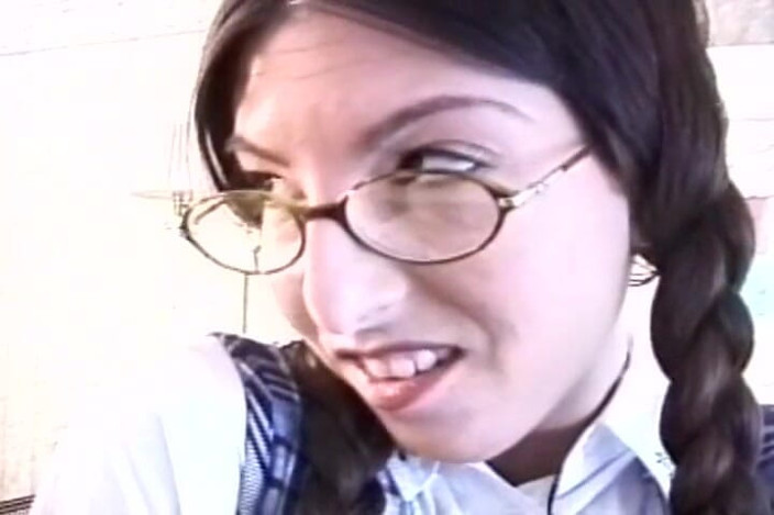 USA Fetish and Hardcore Clips: Stydlivá dospívající dívka roztahuje své zadky pro nějaký výprask