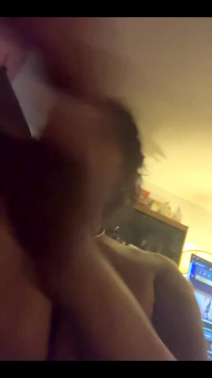 DeesDeepThroat: Brincando com vibrador e peitos