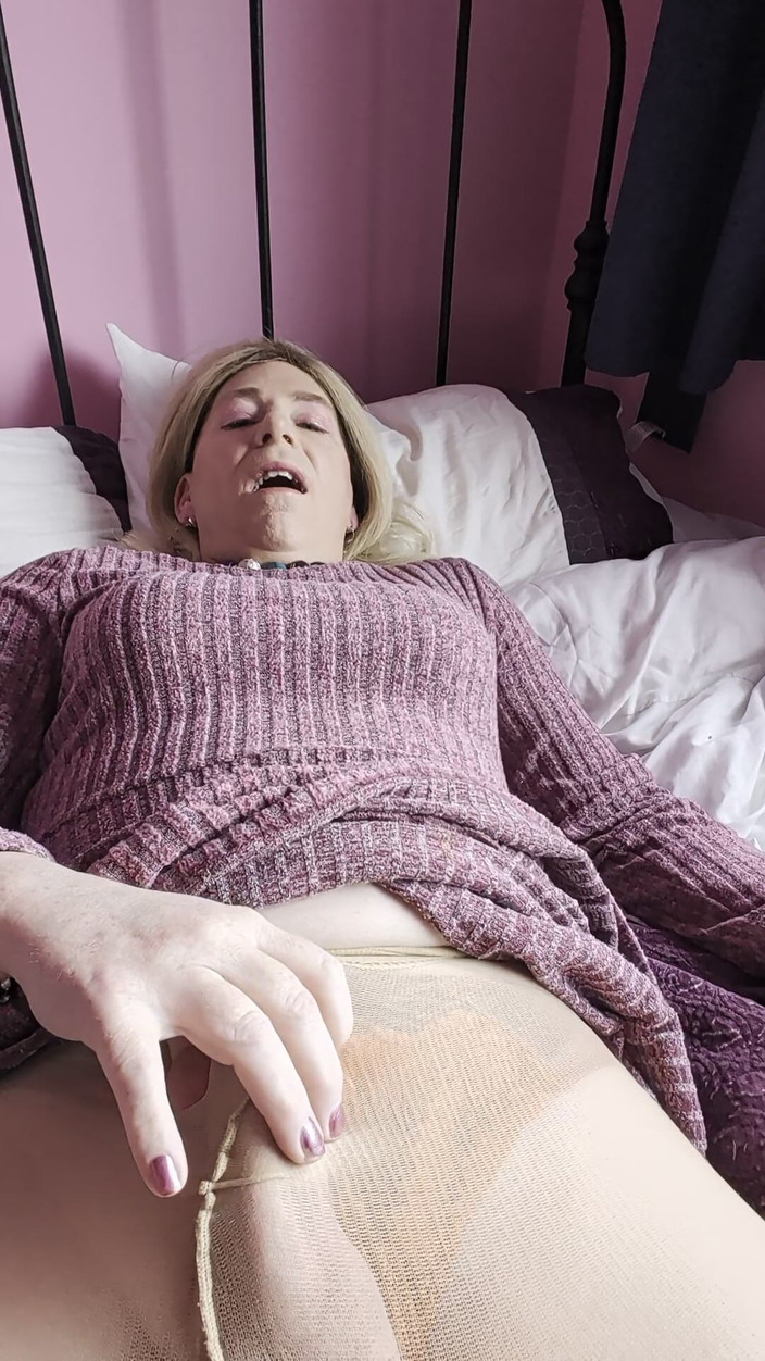 NikkiGee: Scopami il culo, fammi venire!