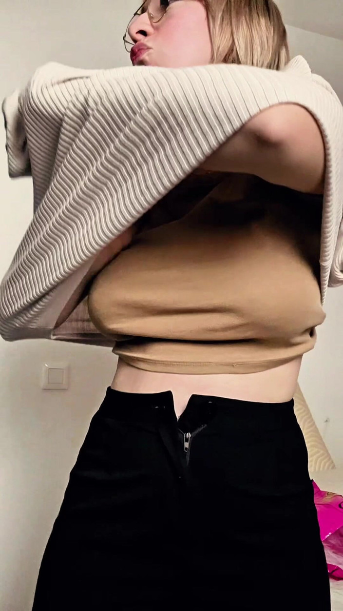 XGiuliana: I Sit on the Biggest Sex Toy of 5kg