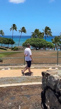 Tocmai l-am întâlnit pe acest vizitator din Hawaii -- și iată-ne aici, în aer liber, jucându-ne