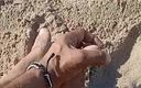 Boy top Amador: Cewek sange ini pamer kaki bugilnya di pantai