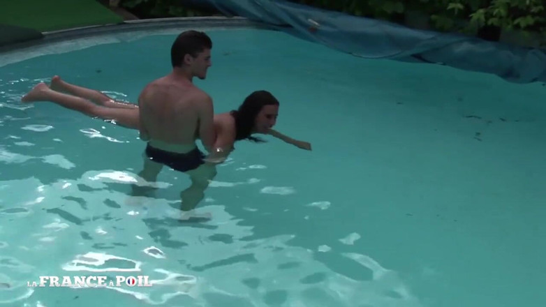 Girls Bang: Sublime Petite Arab Slut Sunbathing Gets Analized at the Pool