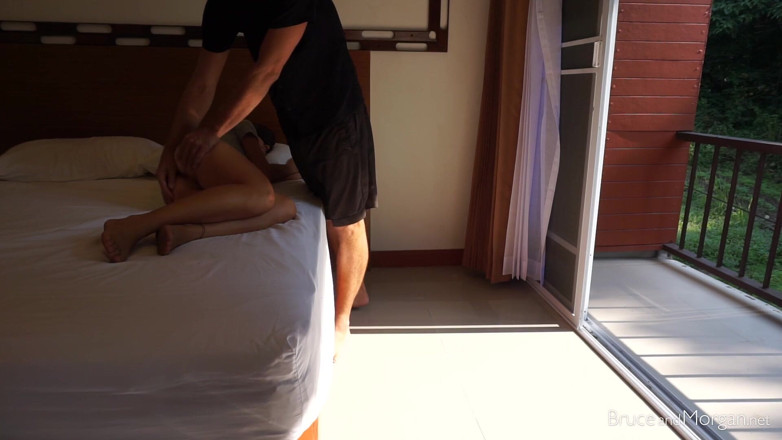 Bruce-and-Morgan: Kencing dan kongkek, pancutan mani yang disuap sudu
