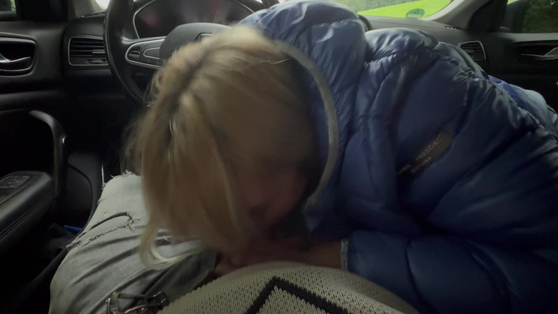 Bonieclydeerotik: Boğazın Derinliklerine Boşalmak Için açık Araba Oral Seks Çift Sarışın MILF (orta...