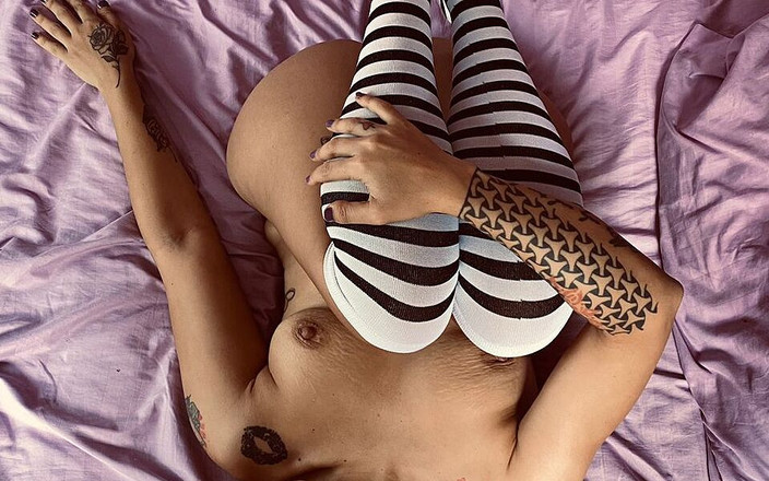 fiesta_porno: Des filles jouent avec des oreillers