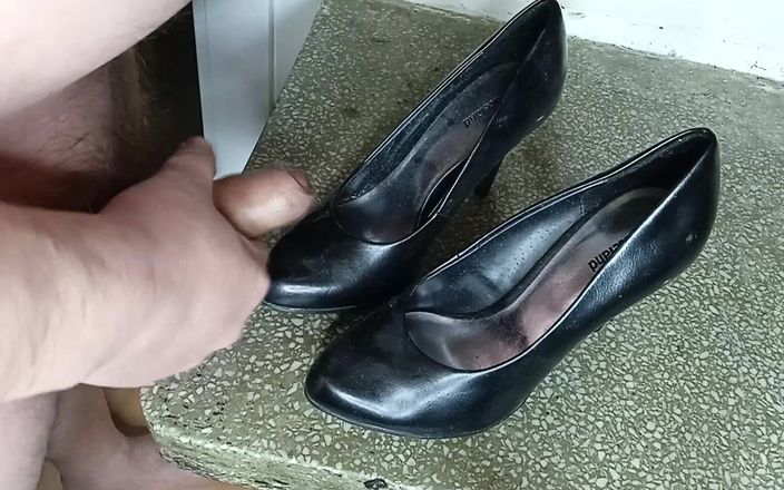 AdultGameplays: Masturbasi dan muncrat di sepatu hak tinggi