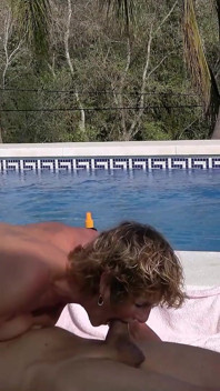 No sol à beira da piscina fazendo sexo de férias