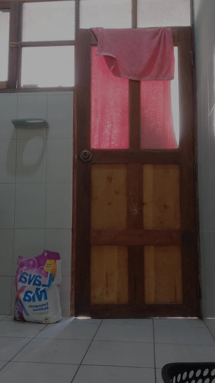 Josyandhot: Камера в громадській ванній кімнаті записує велику дупу