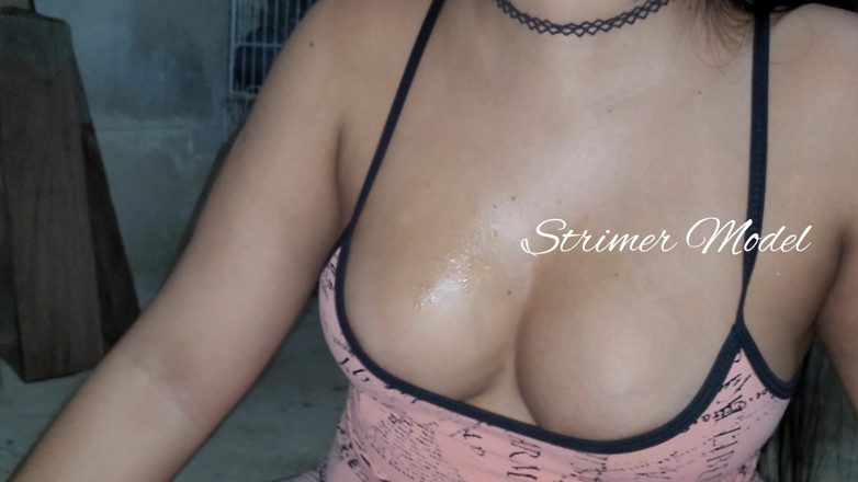 Strimermodel: Éternuement sur mes seins 1