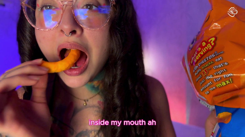 Pedazodchicle: Gantess आपको उसका चबाया हुआ भोजन और बर्प्स देखने देती है