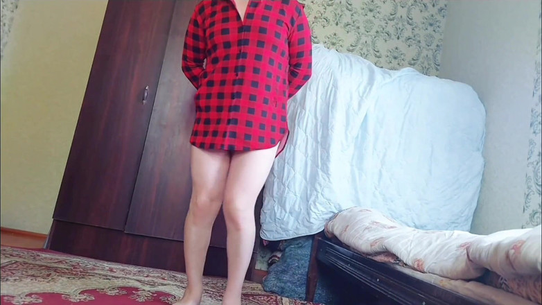 Kitty_Cross: Une femboy espiègle prend un café dans une robe rose...