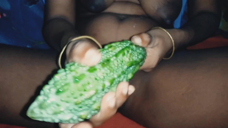 Urbansaru: Дезі сексуальна дружина мастурбує з овочем